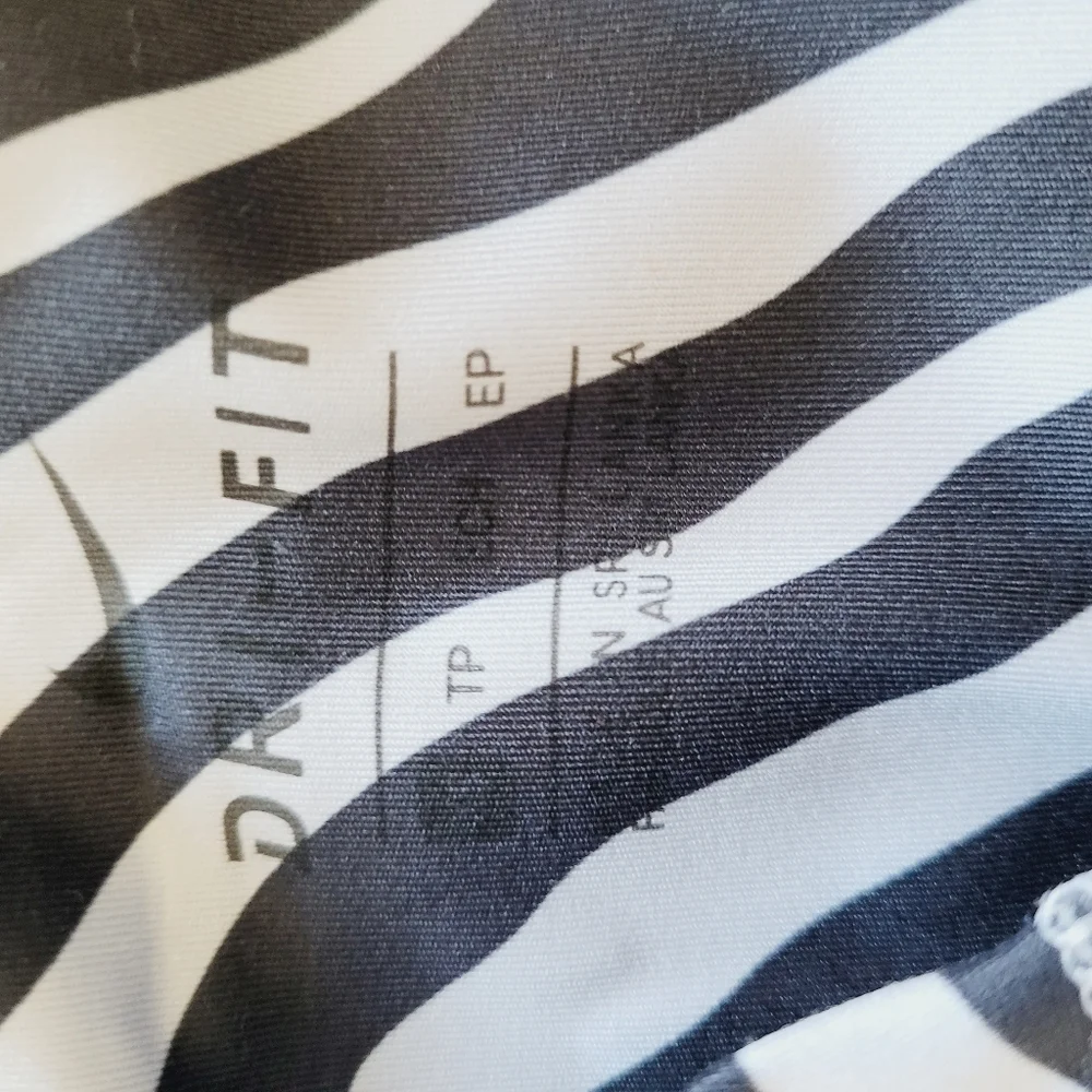 Nike Women's Icon Clash All Over Zebra Print Legging 7/8 Length White/Black XS